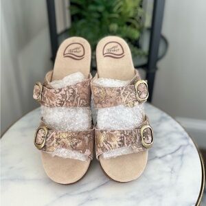 dansko”Tan Sandals with Wide Straps and Metallic Buckles